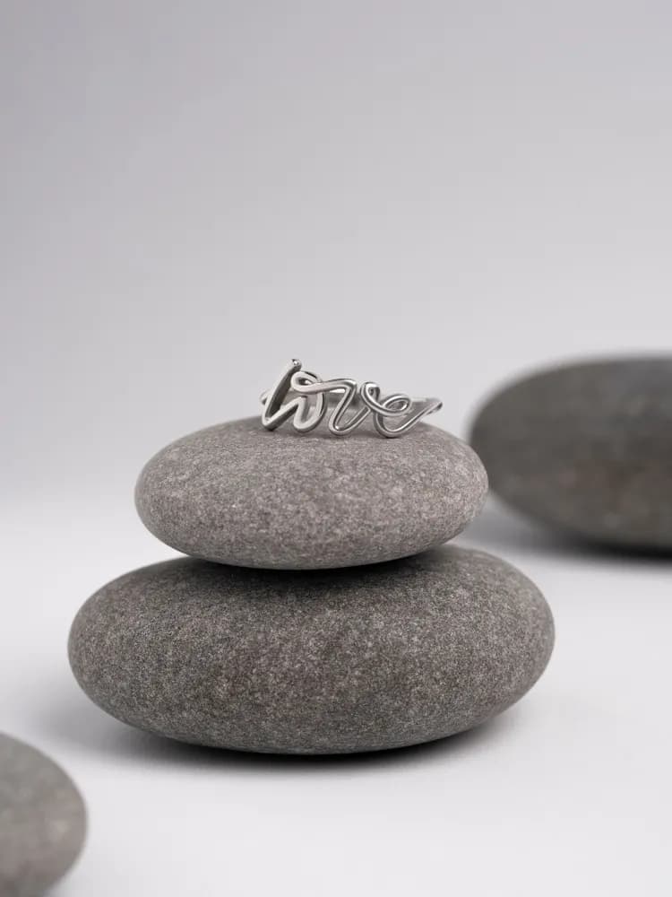 Серебряное кольцо с надписью Love