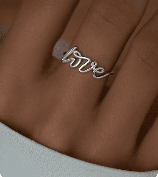 Серебряное кольцо с надписью Love