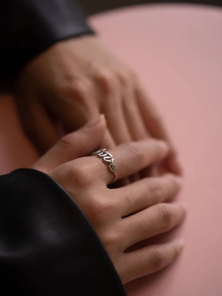 Серебряное кольцо с надписью Love